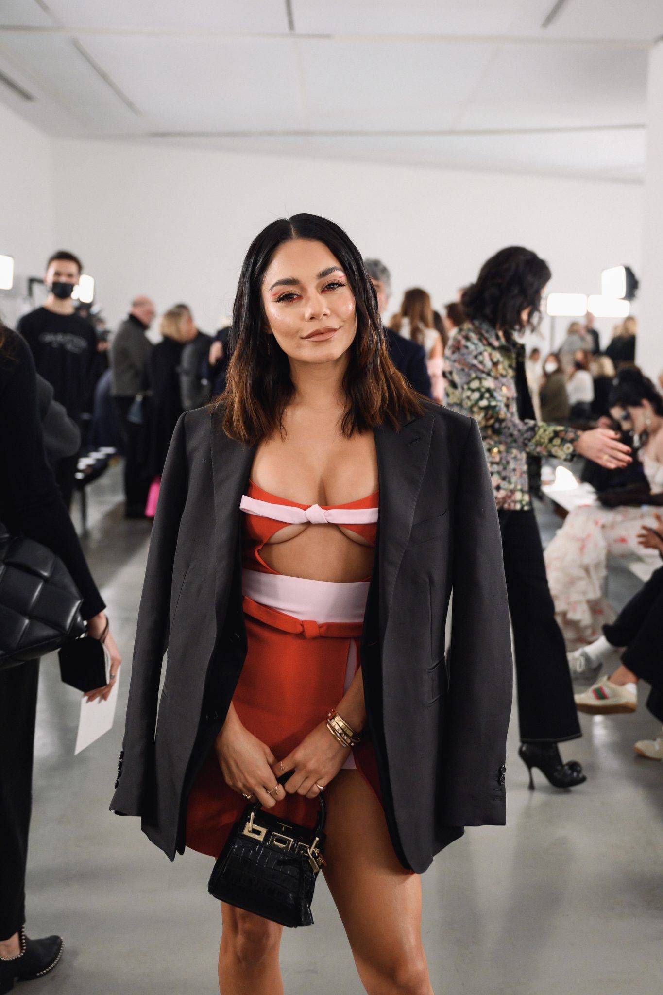  - Vanessa Hudgens et Camille Rowe au premier rang chez Giambattista Valli