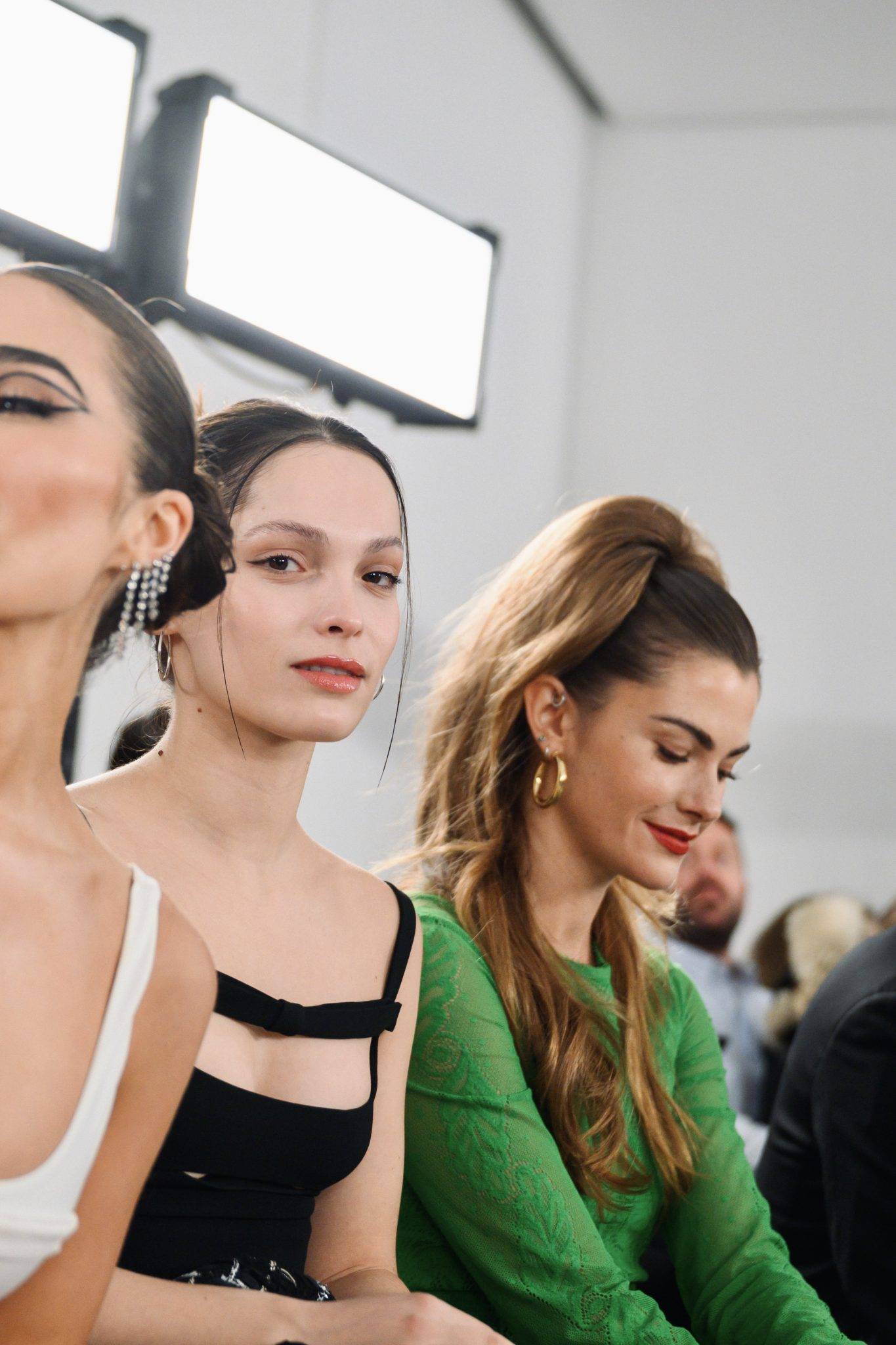  - Vanessa Hudgens et Camille Rowe au premier rang chez Giambattista Valli
