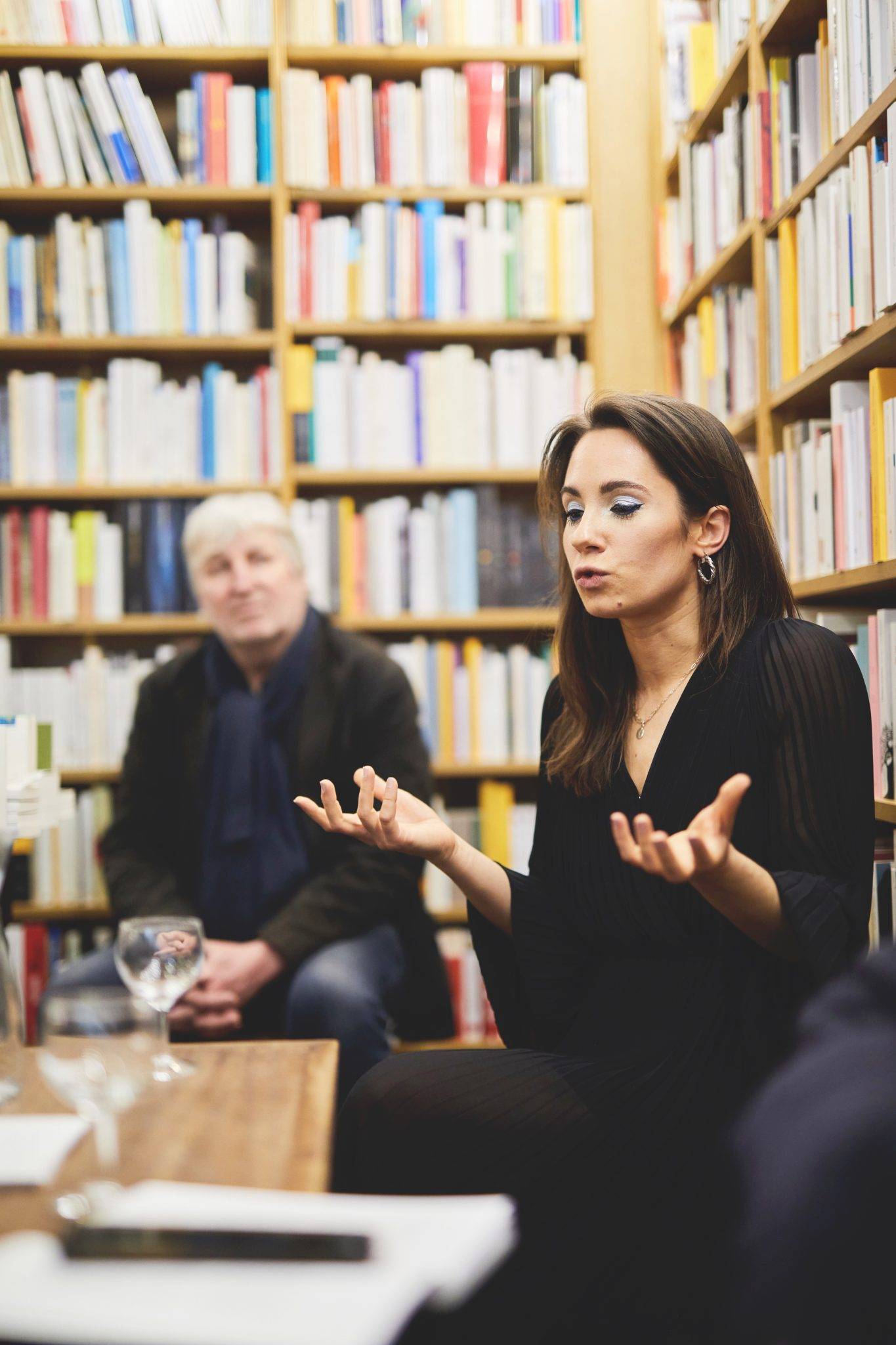  - On the left bank, Pauline Mari presents her latest book