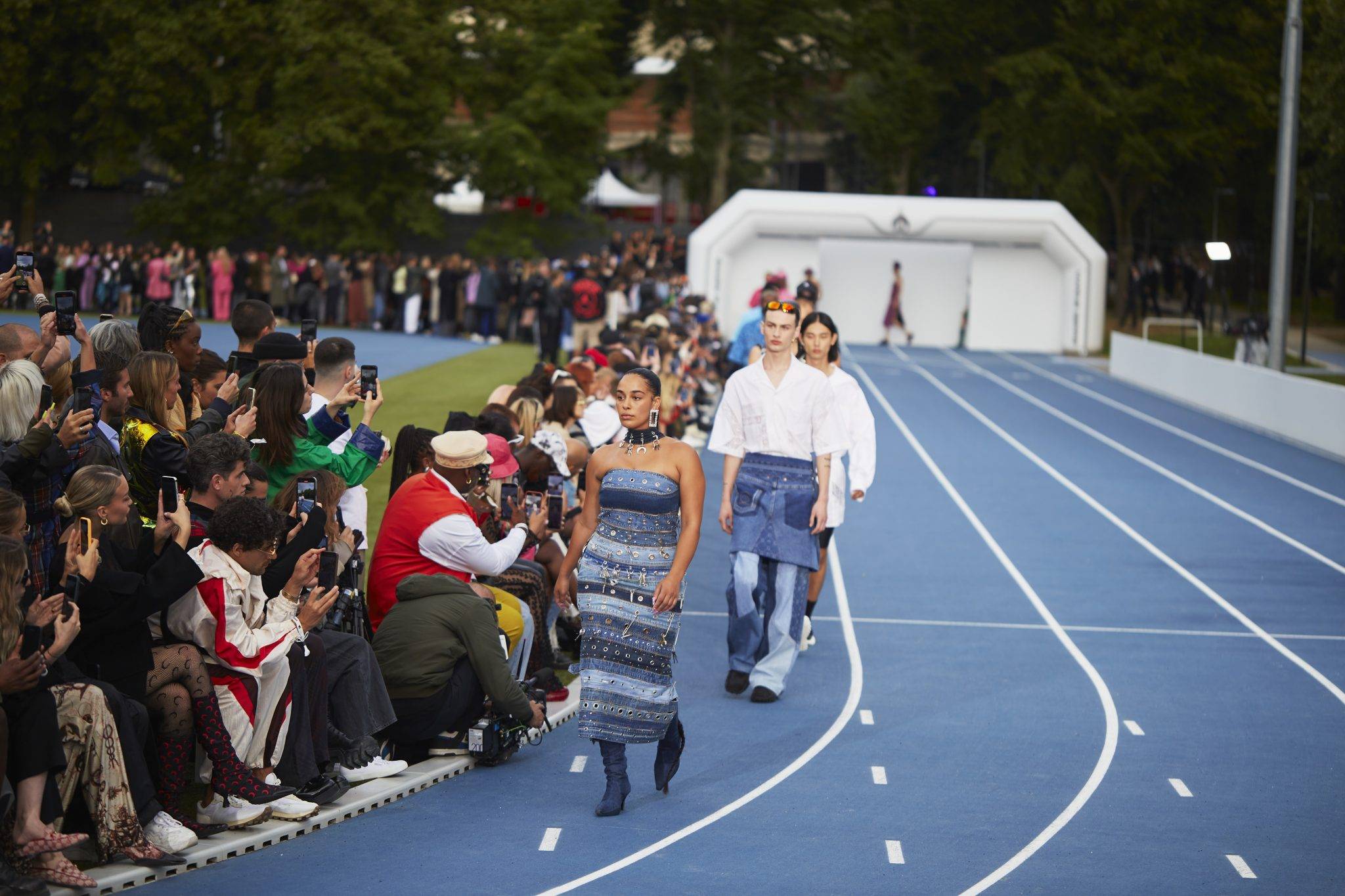  - Lourdes Léon, Jorja Smith et JoeyStarr se joignent à la parade olympique de Marine Serre