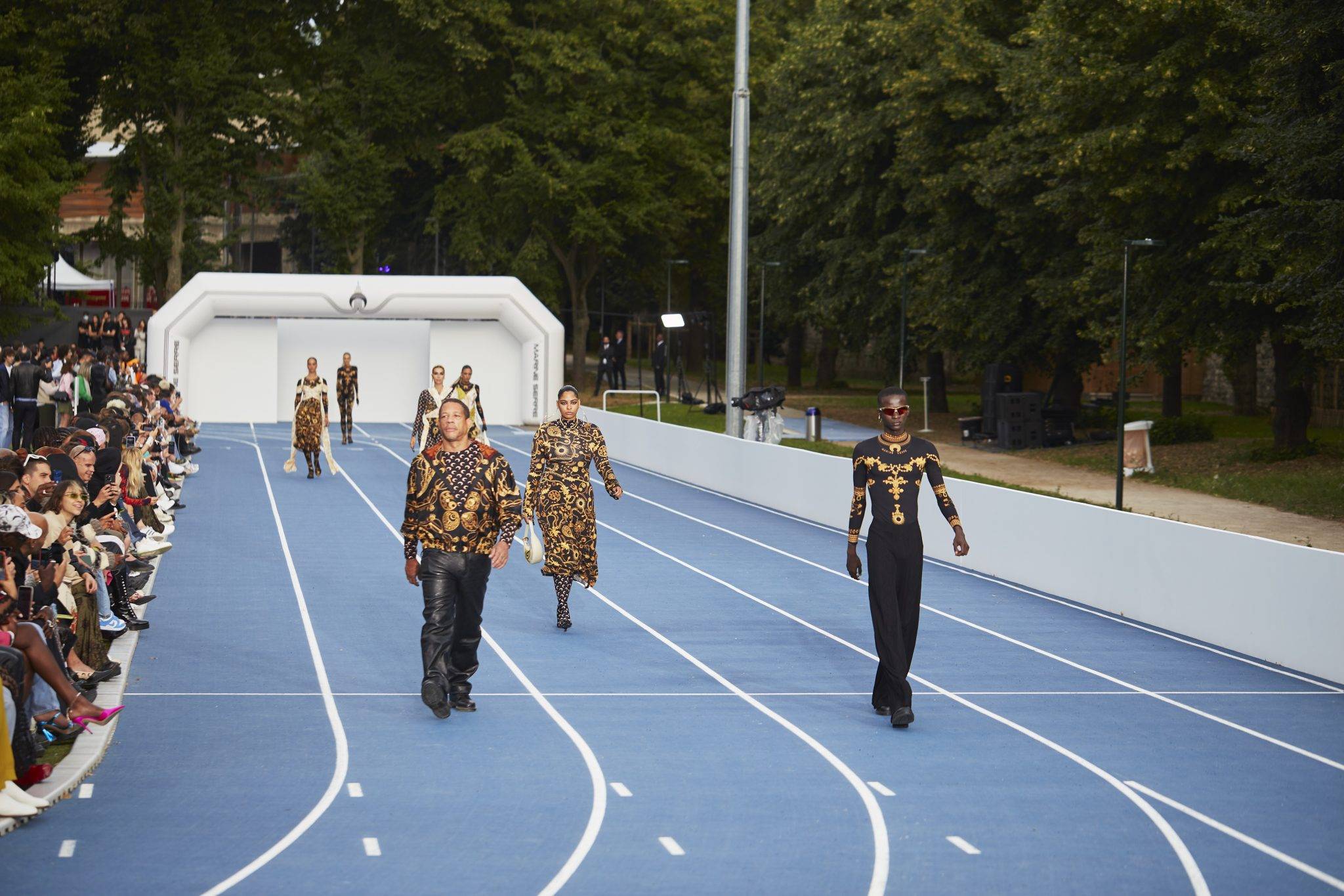  - Lourdes Léon, Jorja Smith et JoeyStarr se joignent à la parade olympique de Marine Serre