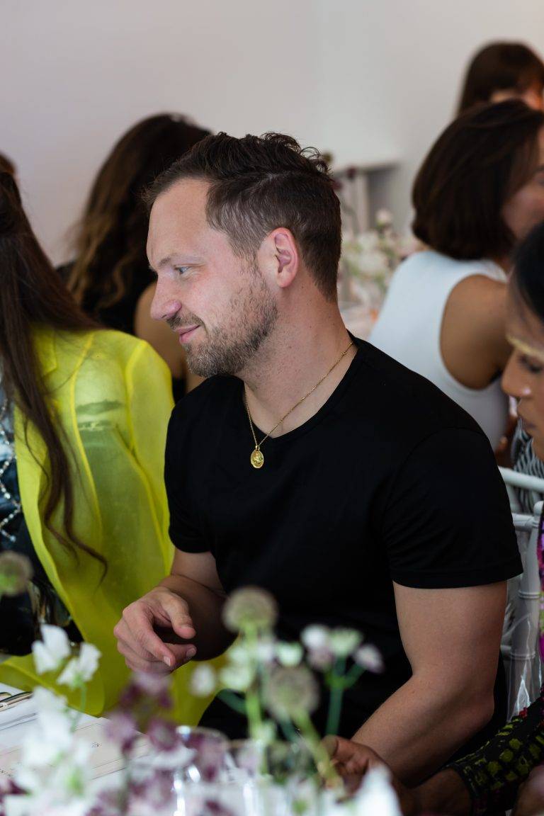  - « Behind the Seams » : Alex Fury expose pour la première fois sa collection mode chez Re-See