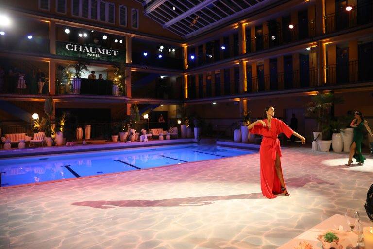 Chaumet passe la vague au doigt à la piscine Molitor