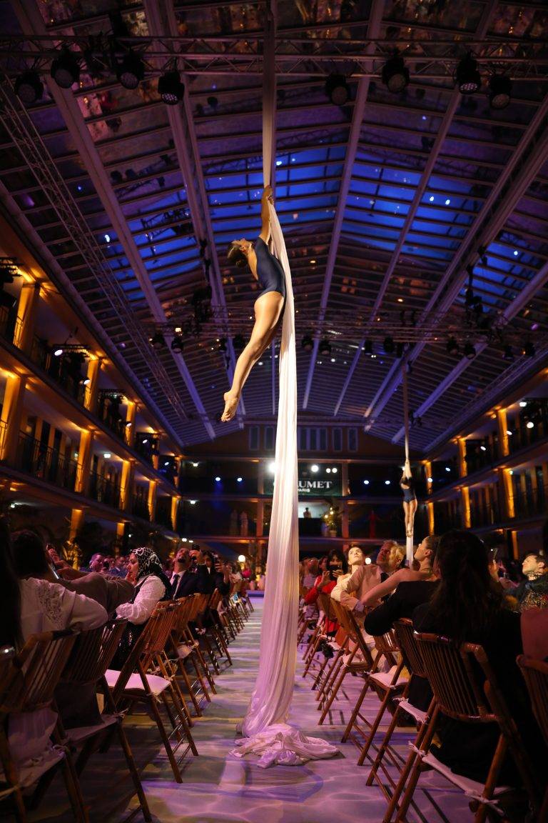 Chaumet passe la vague au doigt à la piscine Molitor