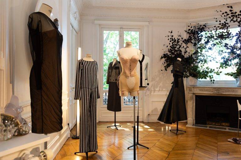 « Behind the Seams » : Alex Fury expose pour la première fois sa collection mode chez Re-See