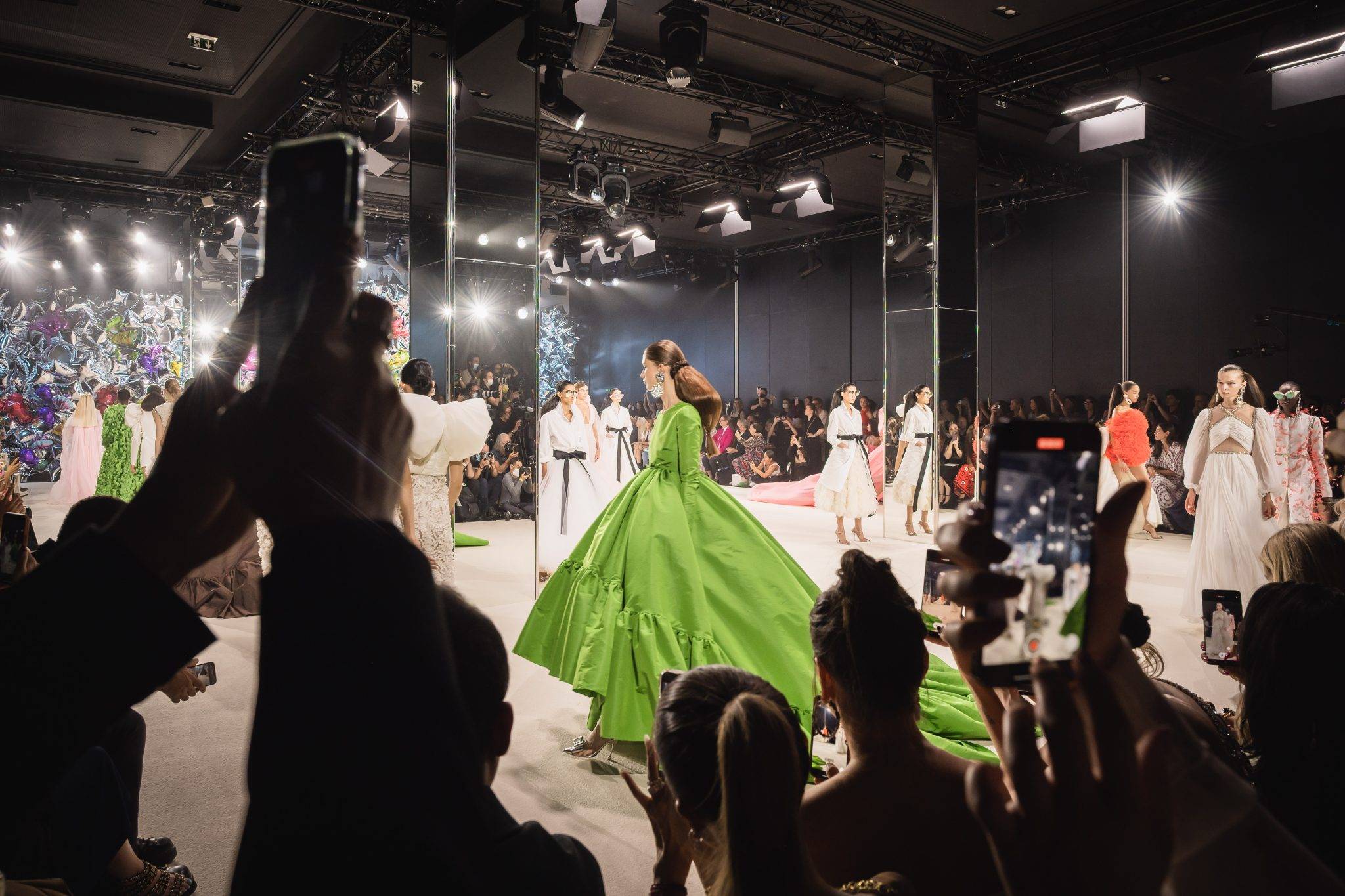  - Giambattista Valli fête ses 10 ans entouré de Robbie Williams, Olivia Palermo et Léonie Hanne