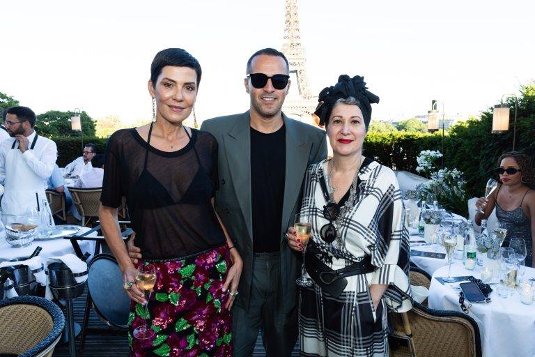  - Soleil Noir : Leslie Amon célèbre sa collection estivale