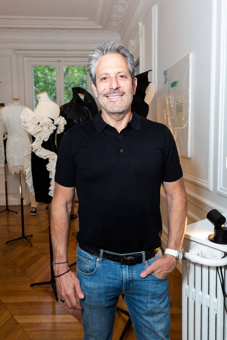  - « Behind the Seams » : Alex Fury expose pour la première fois sa collection mode chez Re-See