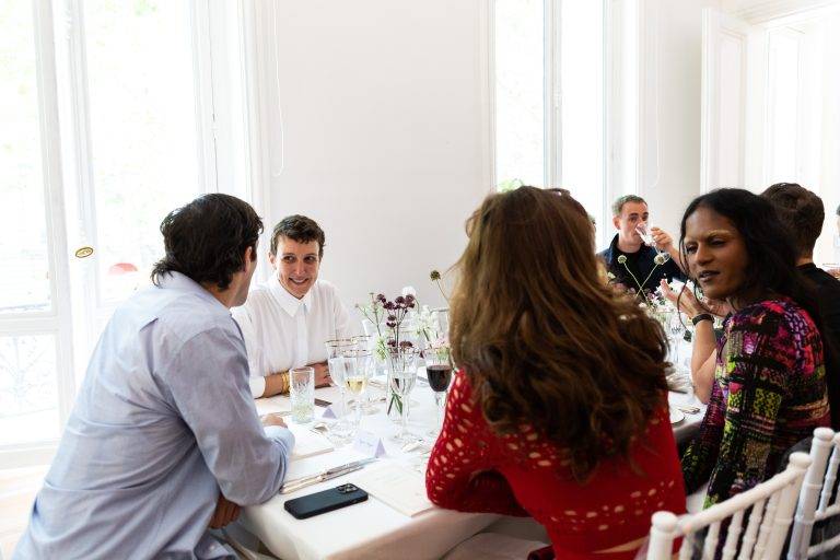  - « Behind the Seams » : Alex Fury expose pour la première fois sa collection mode chez Re-See