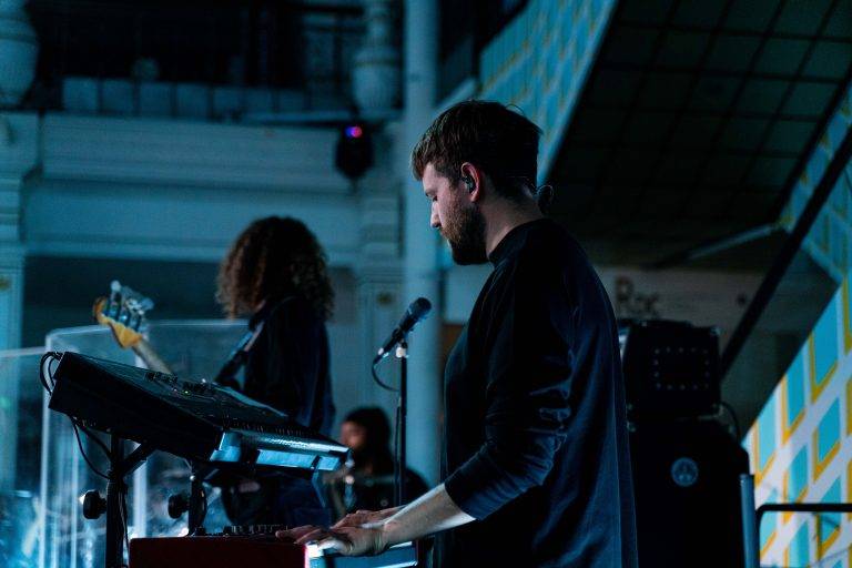 Clara Luciani enflamme le Bon Marché pour les 10 ans de Kure Bazaar