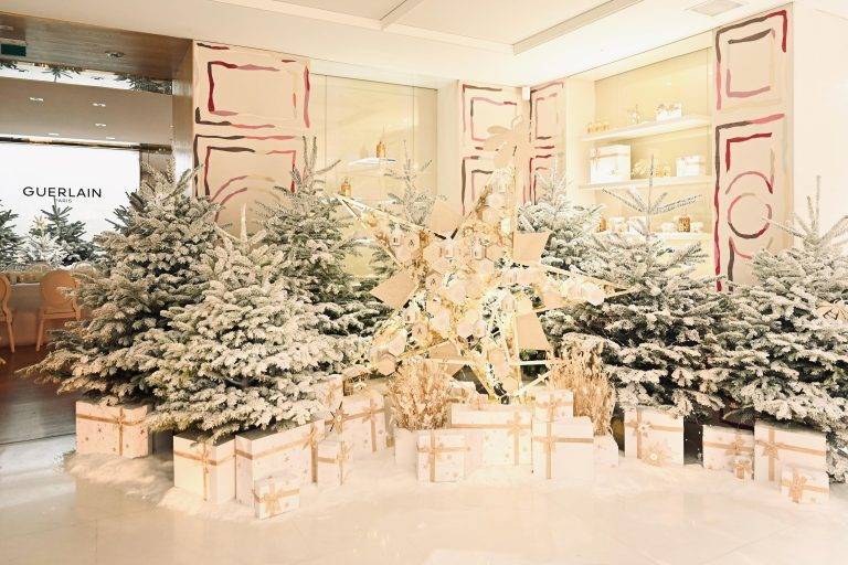 La maison Guerlain fait danser Noël aux Champs Elysées