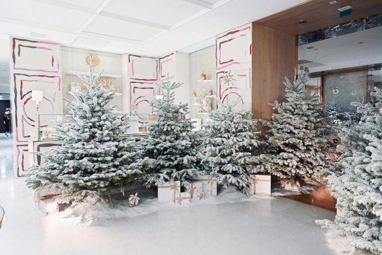 La maison Guerlain fait danser Noël aux Champs Elysées