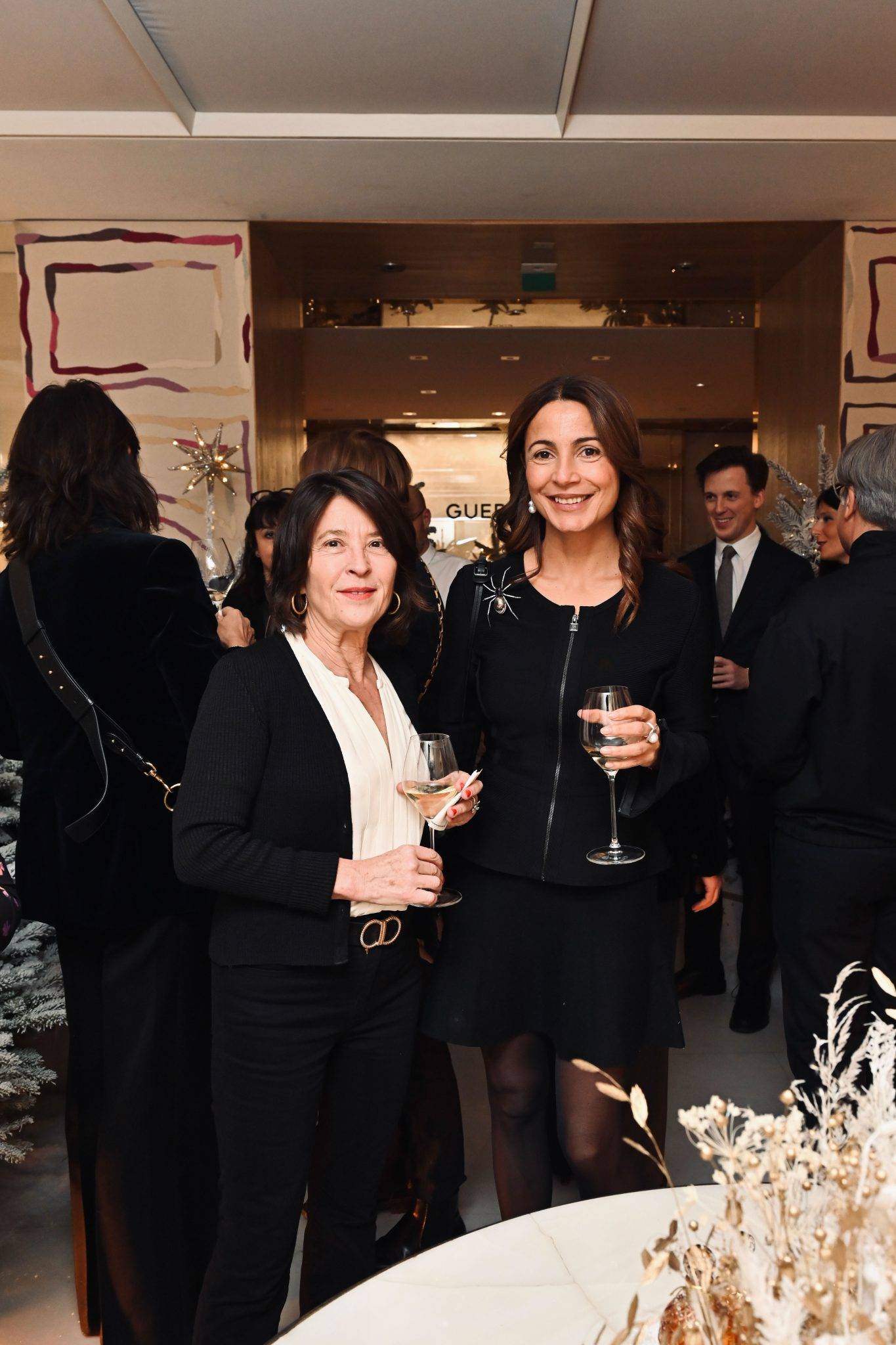  - La maison Guerlain fait danser Noël aux Champs Elysées