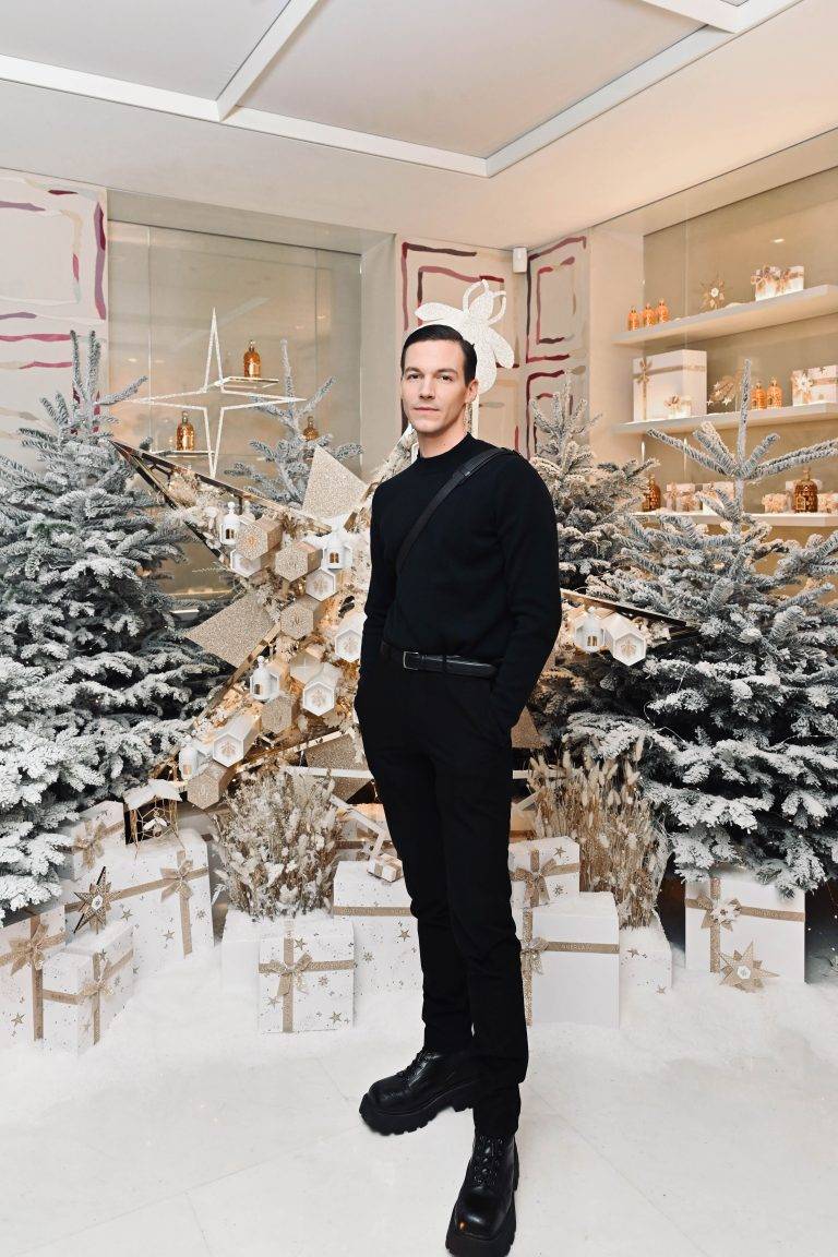  - La maison Guerlain fait danser Noël aux Champs Elysées