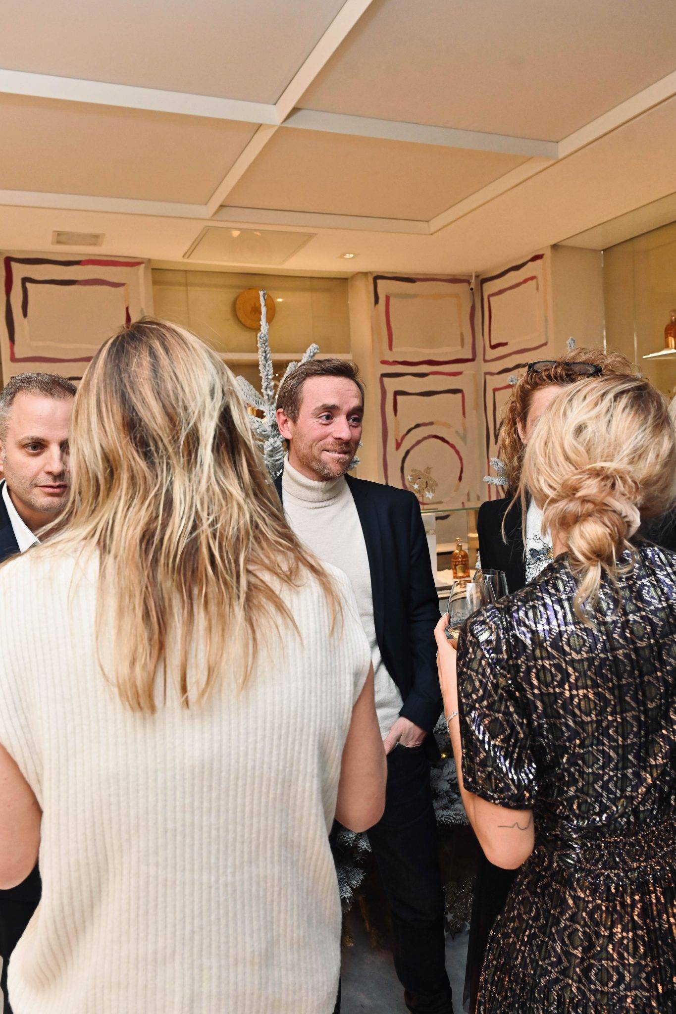  - La maison Guerlain fait danser Noël aux Champs Elysées