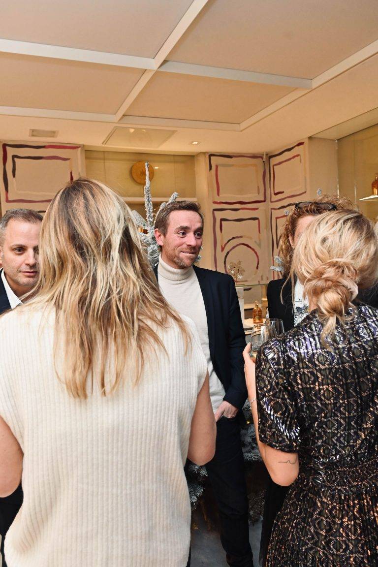  - La maison Guerlain fait danser Noël aux Champs Elysées