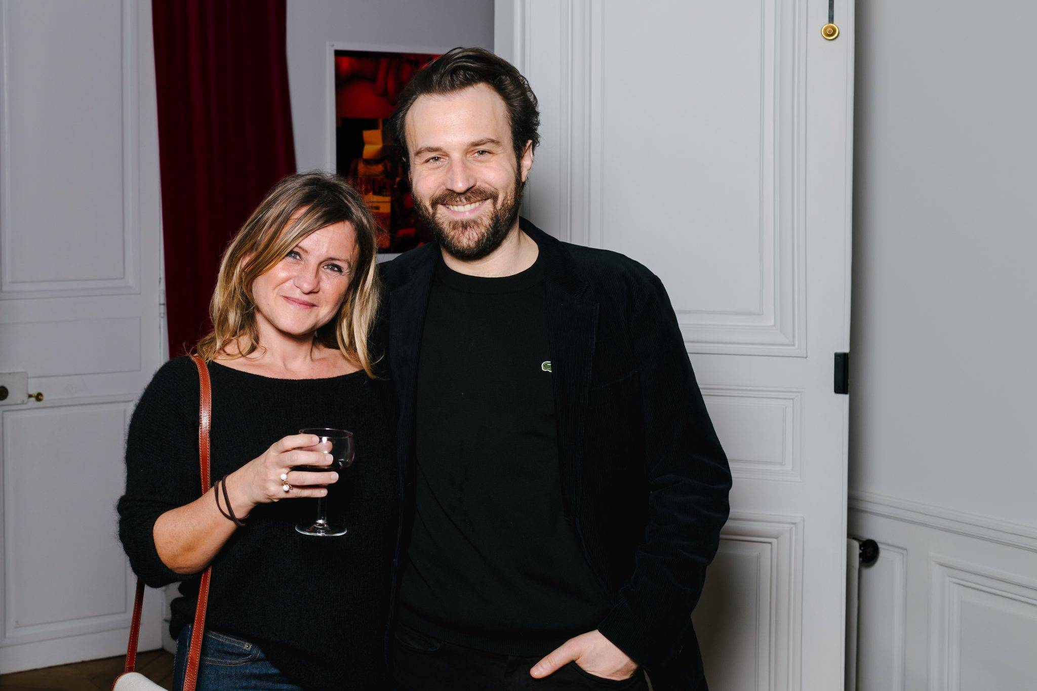  - Romain Torri choisit l’intimité de son appartement versaillais pour présenter Les Années Sauvages avec Artus de Lavilléon et Natasha Andrews