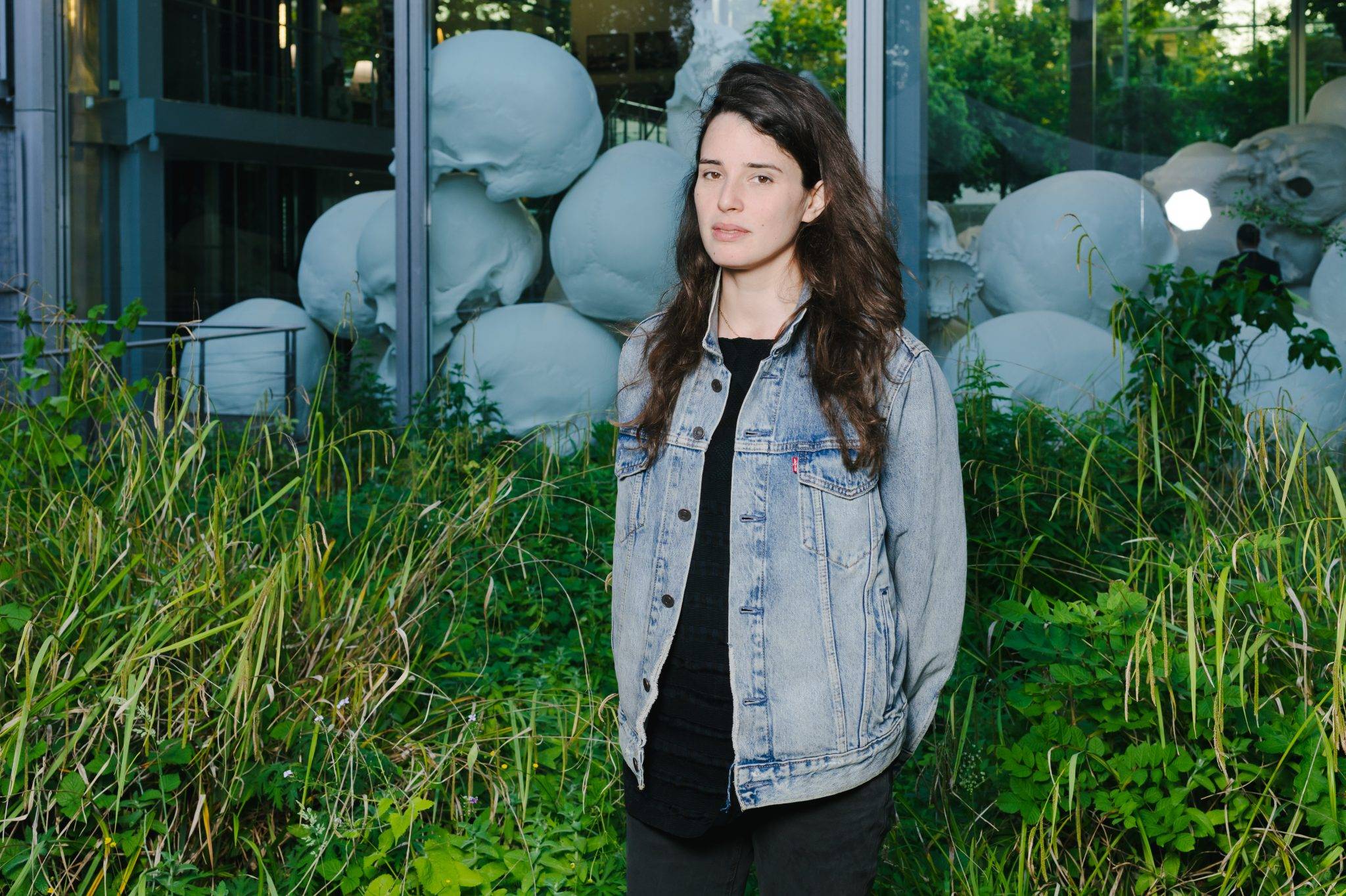  - L’oeuvre monumentale de Ron Mueck investit la Fondation Cartier