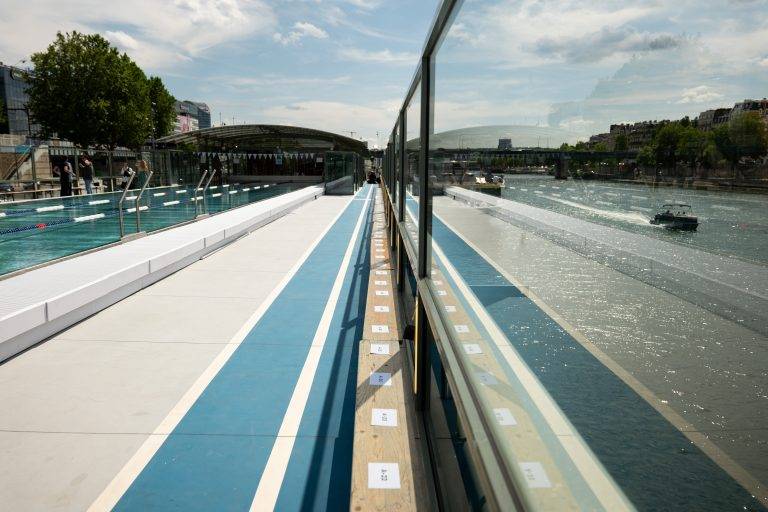 La douceur estivale du défilé Koché sur les bords de Seine