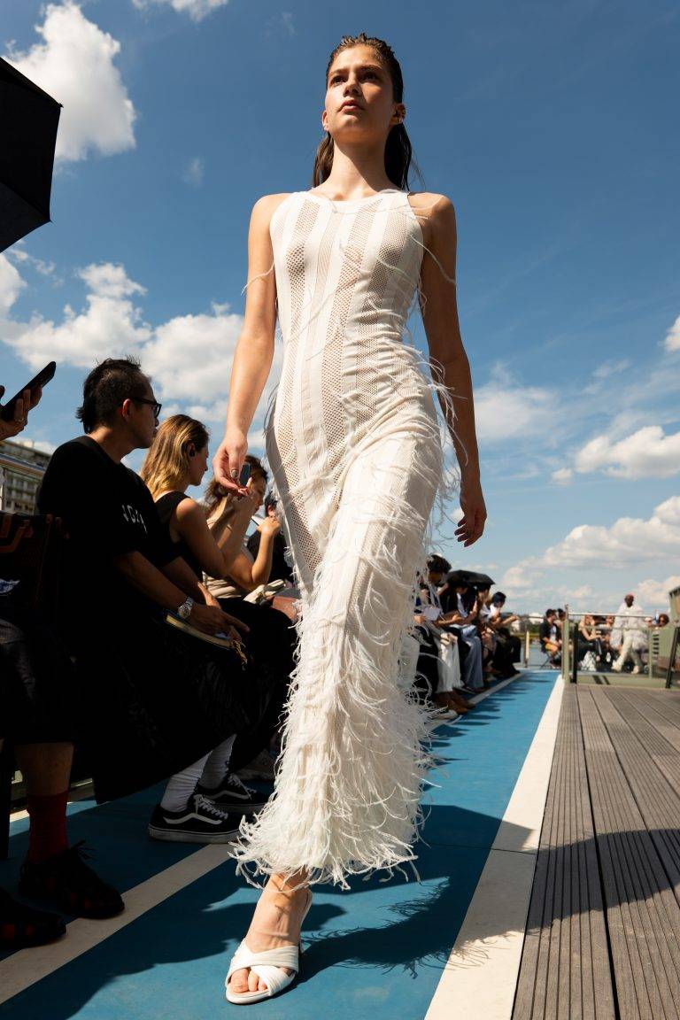 La douceur estivale du défilé Koché sur les bords de Seine