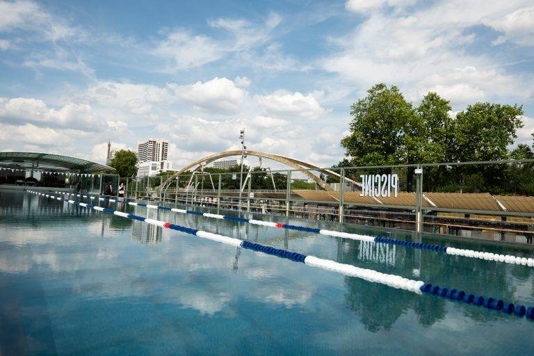 La douceur estivale du défilé Koché sur les bords de Seine
