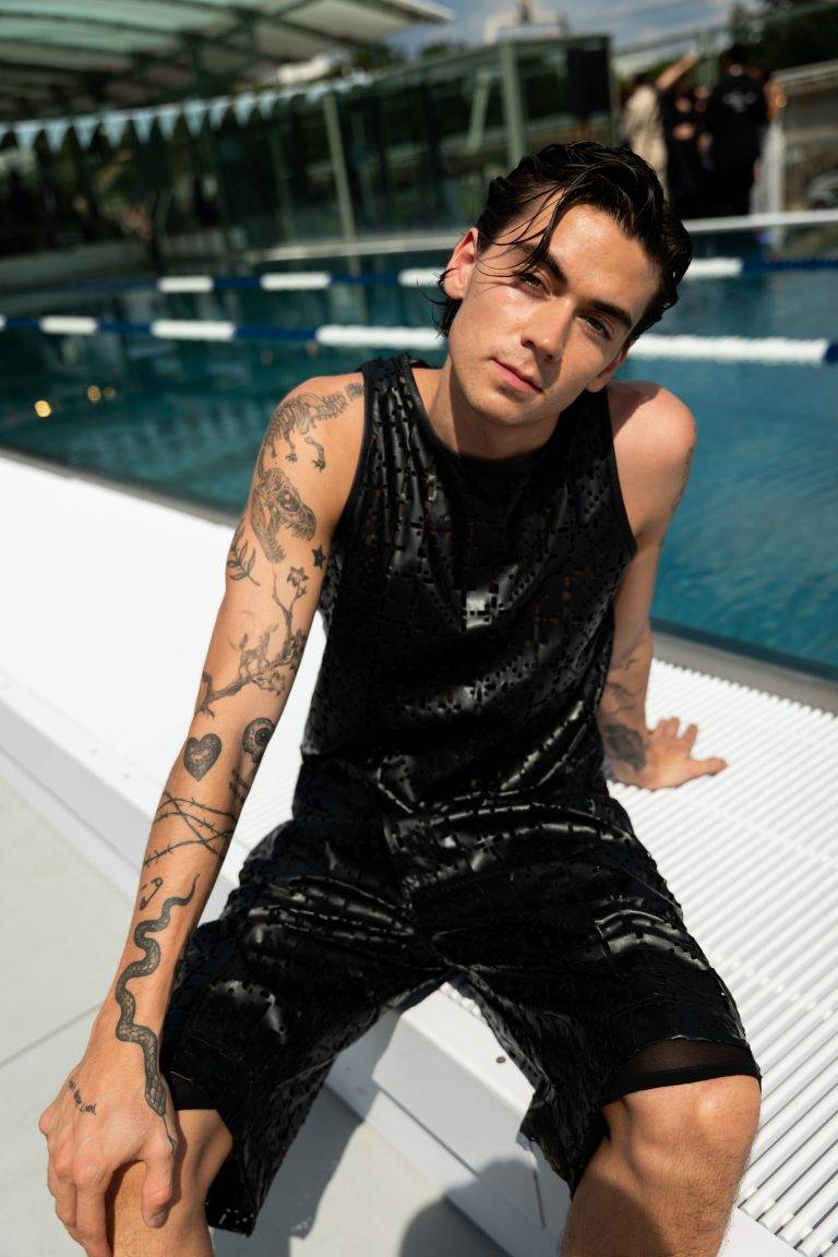  - La douceur estivale du défilé Koché sur les bords de Seine