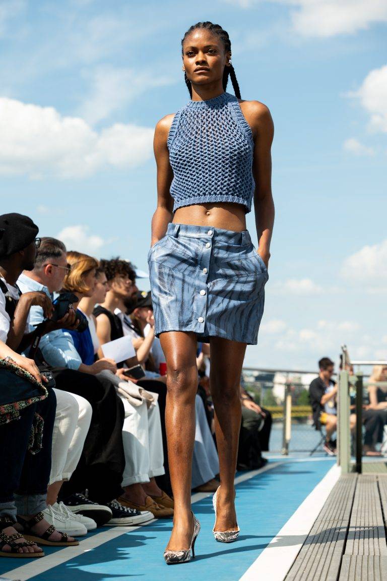 La douceur estivale du défilé Koché sur les bords de Seine