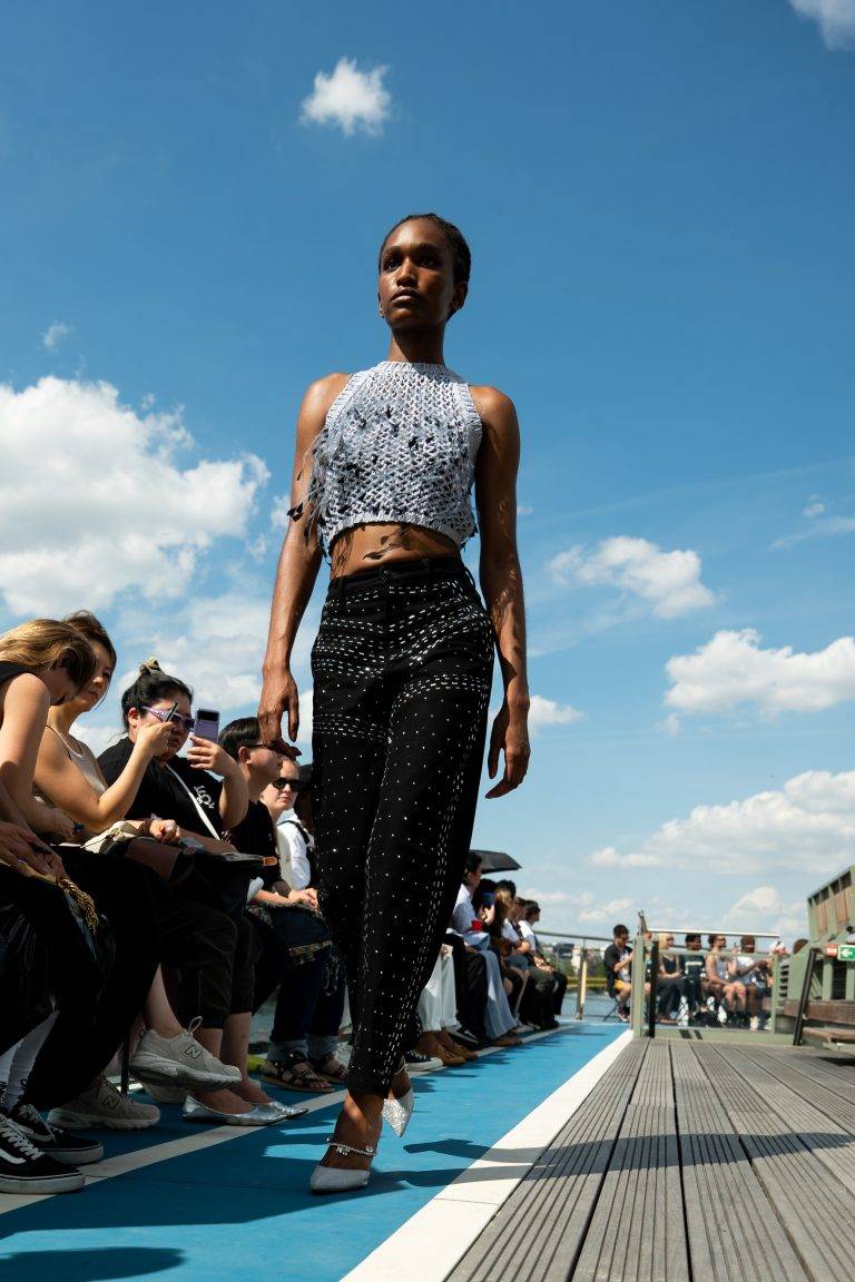  - La douceur estivale du défilé Koché sur les bords de Seine