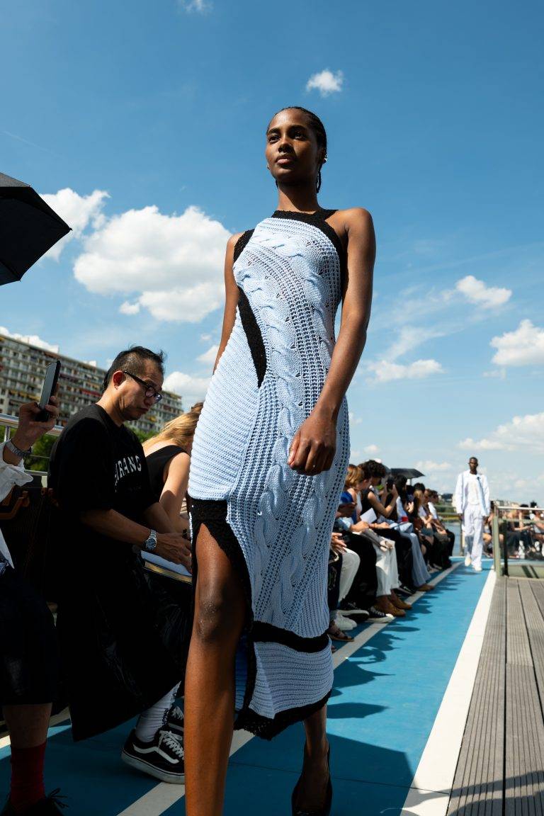 La douceur estivale du défilé Koché sur les bords de Seine