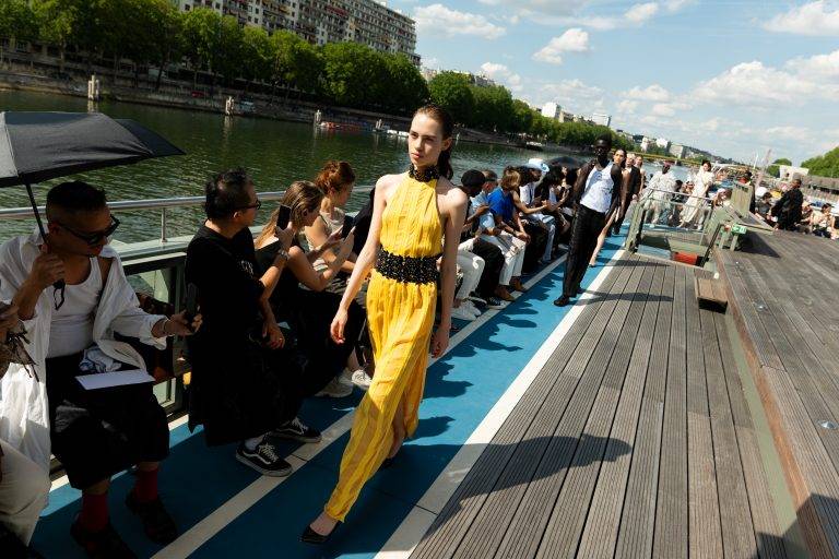 La douceur estivale du défilé Koché sur les bords de Seine