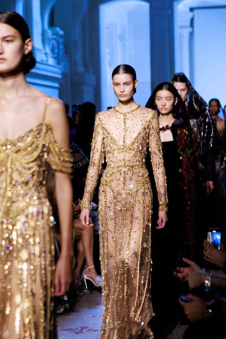 Elie Saab investit le Musée des Arts Décoratifs avec le glamour d’antan