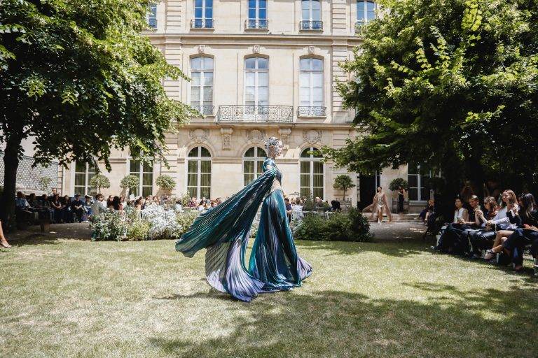 L’art du spectaculaire toujours renouvelé chez Iris Van Herpen
