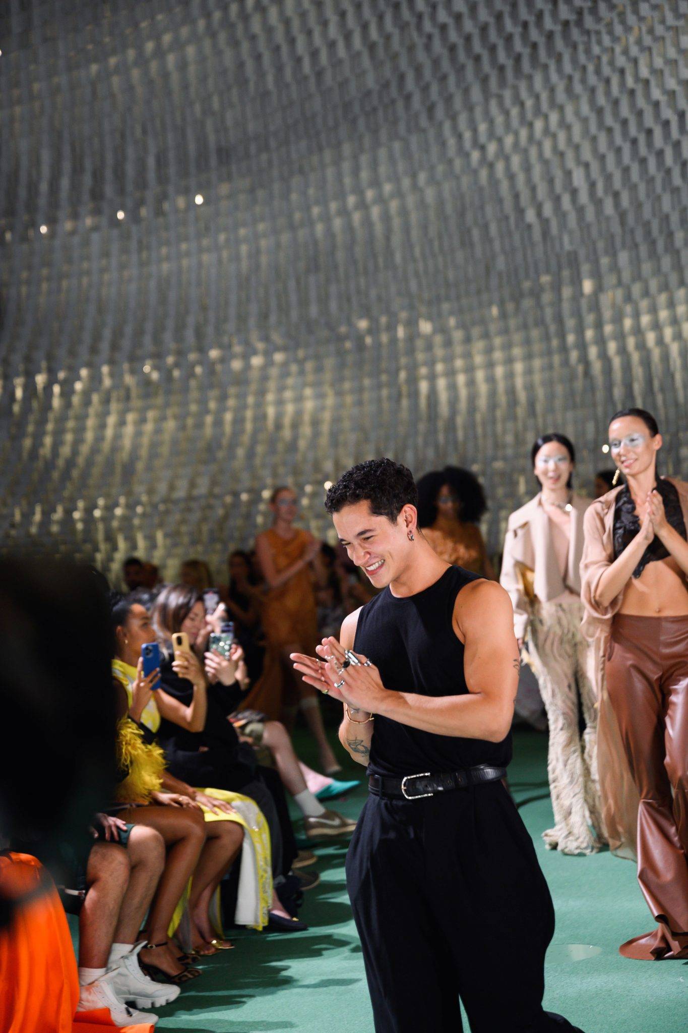  - Le défilé 2023 de l’Istituto Marangoni Paris à l’espace Niemeyer, retour sur le futur de la mode