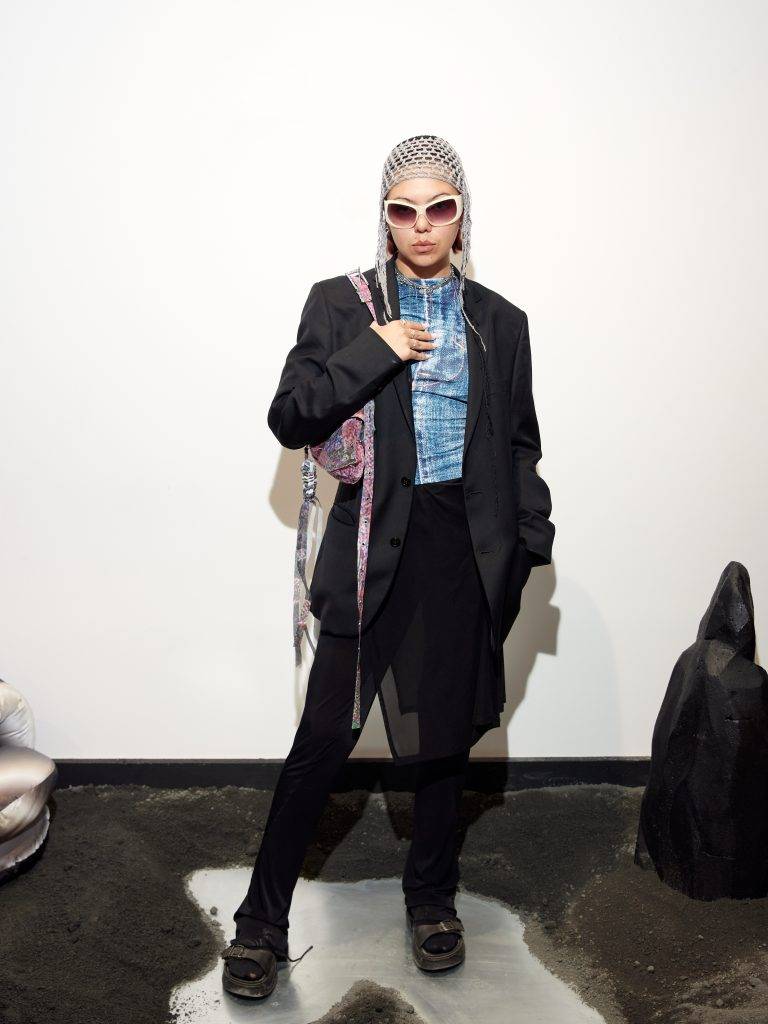 Izzy Du débarque dans la capitale de la mode