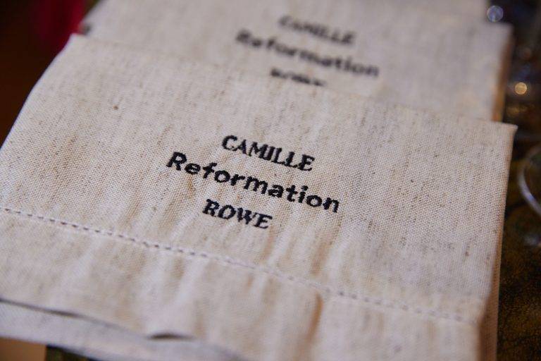 La collaboration entre Reformation et Camille Rowe révélée chez Lapérouse