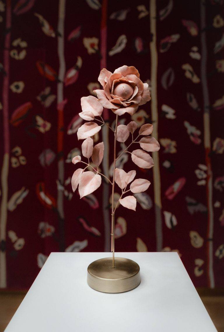 Guerlain présente son exposition intitulée « Les Fleurs du Mal » dans le cadre de Paris+ par Art Basel