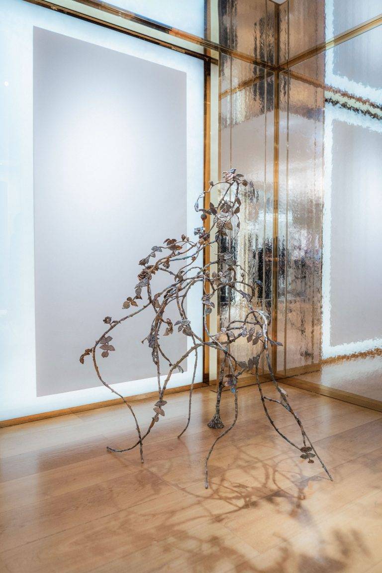 Guerlain présente son exposition intitulée « Les Fleurs du Mal » dans le cadre de Paris+ par Art Basel