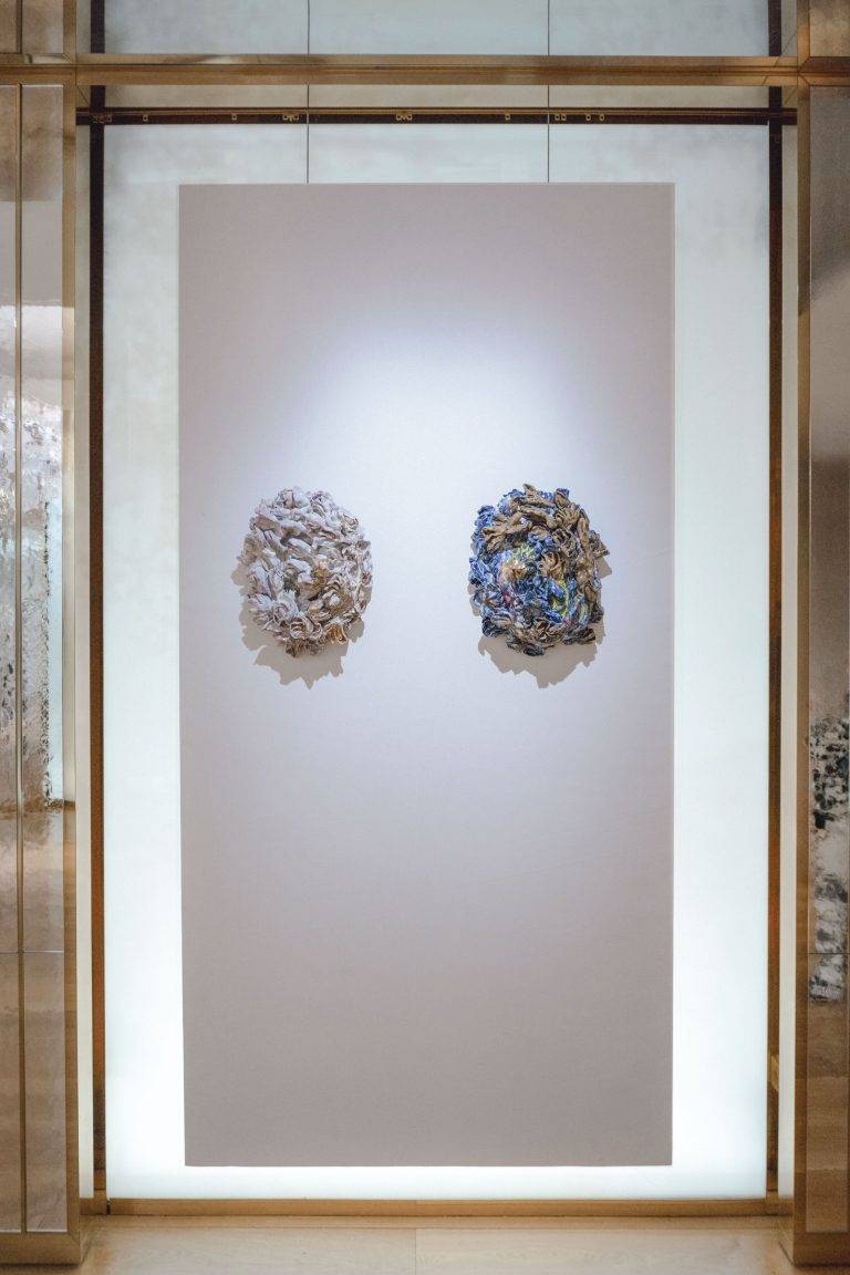 Guerlain présente son exposition intitulée « Les Fleurs du Mal » dans le cadre de Paris+ par Art Basel