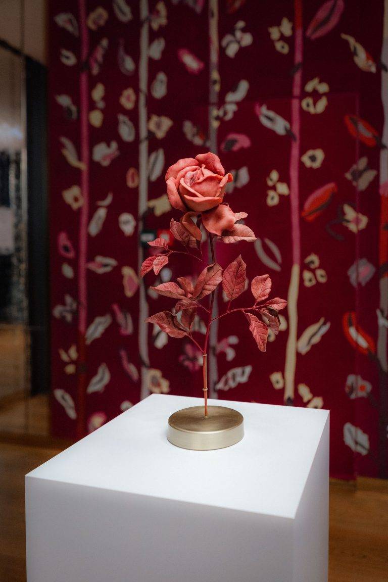 Guerlain présente son exposition intitulée « Les Fleurs du Mal » dans le cadre de Paris+ par Art Basel