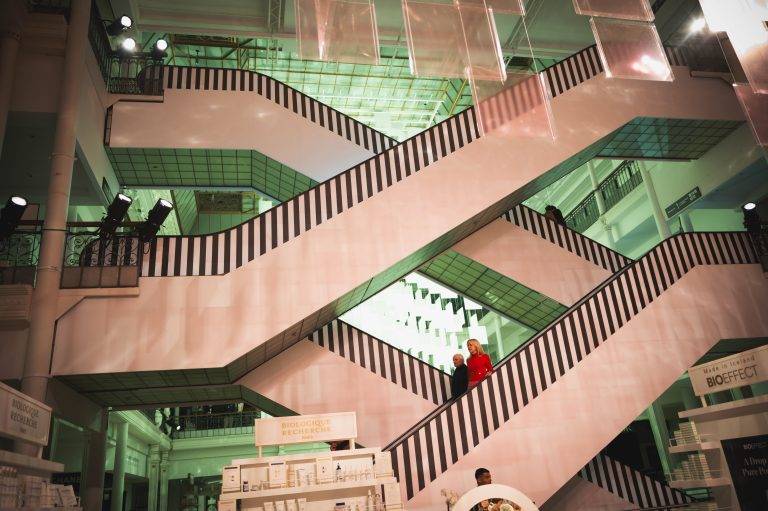 Daniel Buren signe la 9ème Carte blanche du Bon Marché Rive Gauche