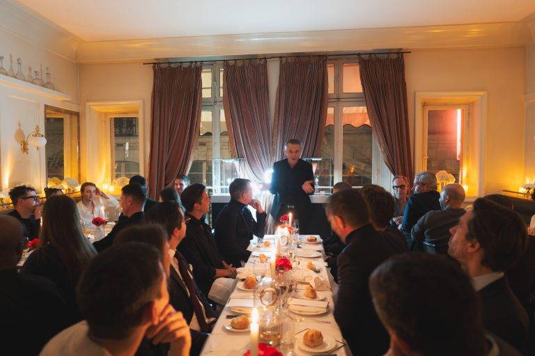 Andrew Garfield et OMEGA s’emparent de la Fashion Week Homme le temps d’un dîner