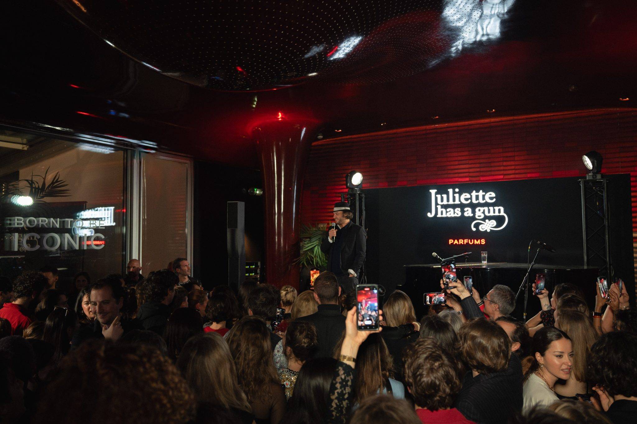  - Juliette Has a Gun célèbre le lancement de son nouveau parfum Juliette avec un showcase privé de Juliette Armanet