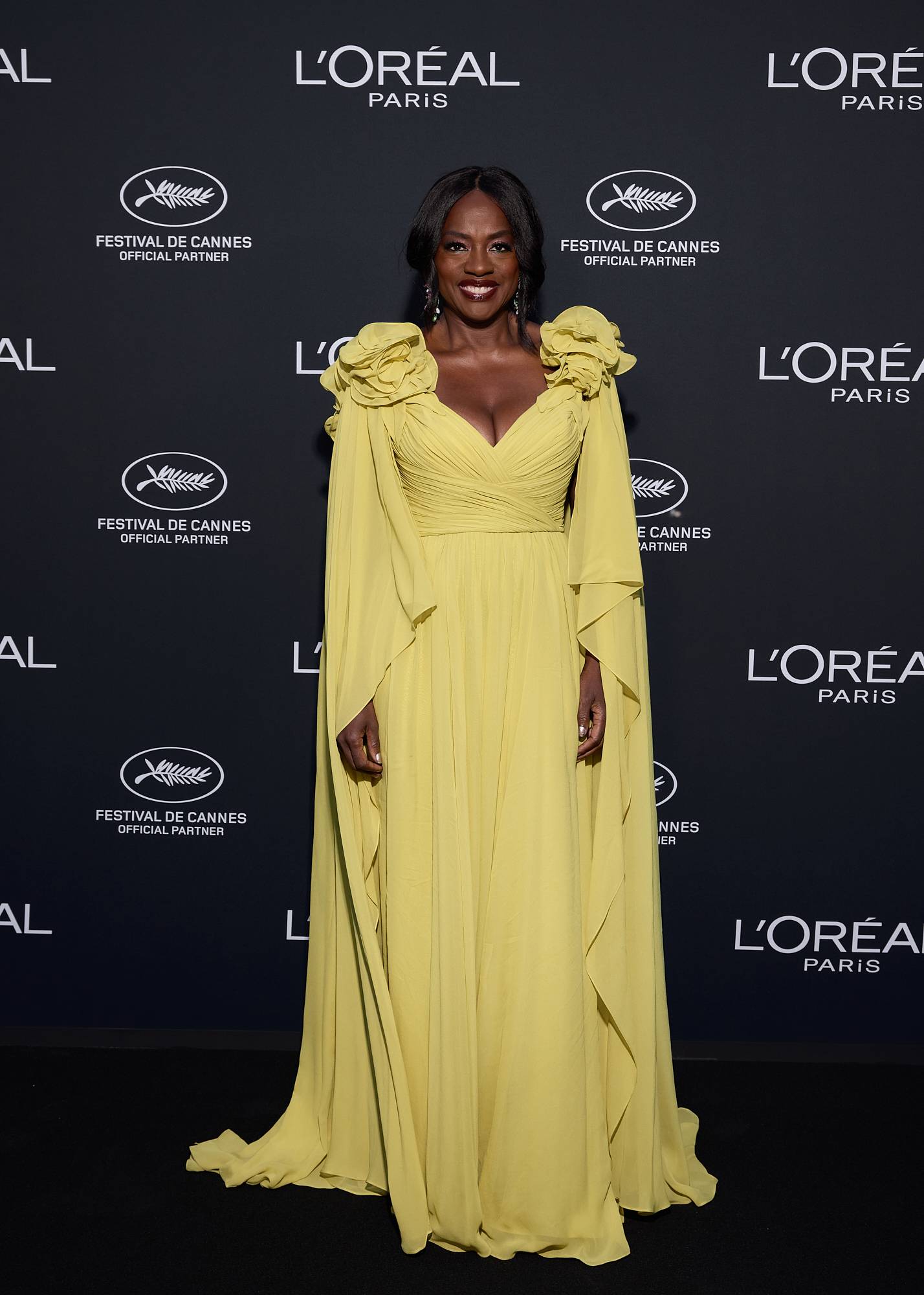  - La soirée Lights on Women’s Worth Award de L’Oréal Paris récompense Viv Li pour « Across the Waters »