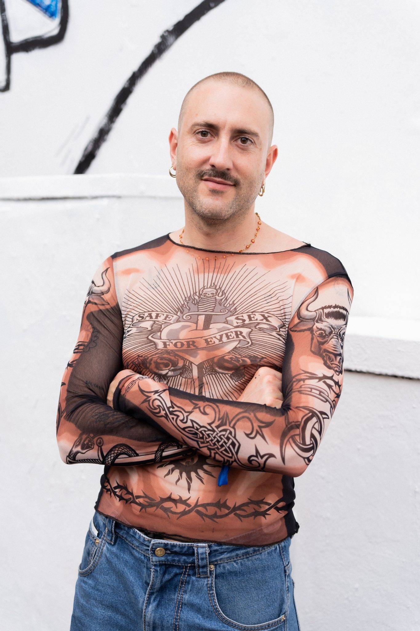  - Jean Paul Gaultier hisse son drapeau arc-en-ciel avec Pepo Moreno