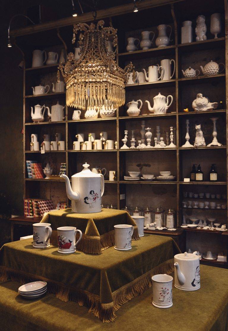 Astier de Villatte confie ses céramiques aux bons soins de Grace Coddington le temps d’une collaboration