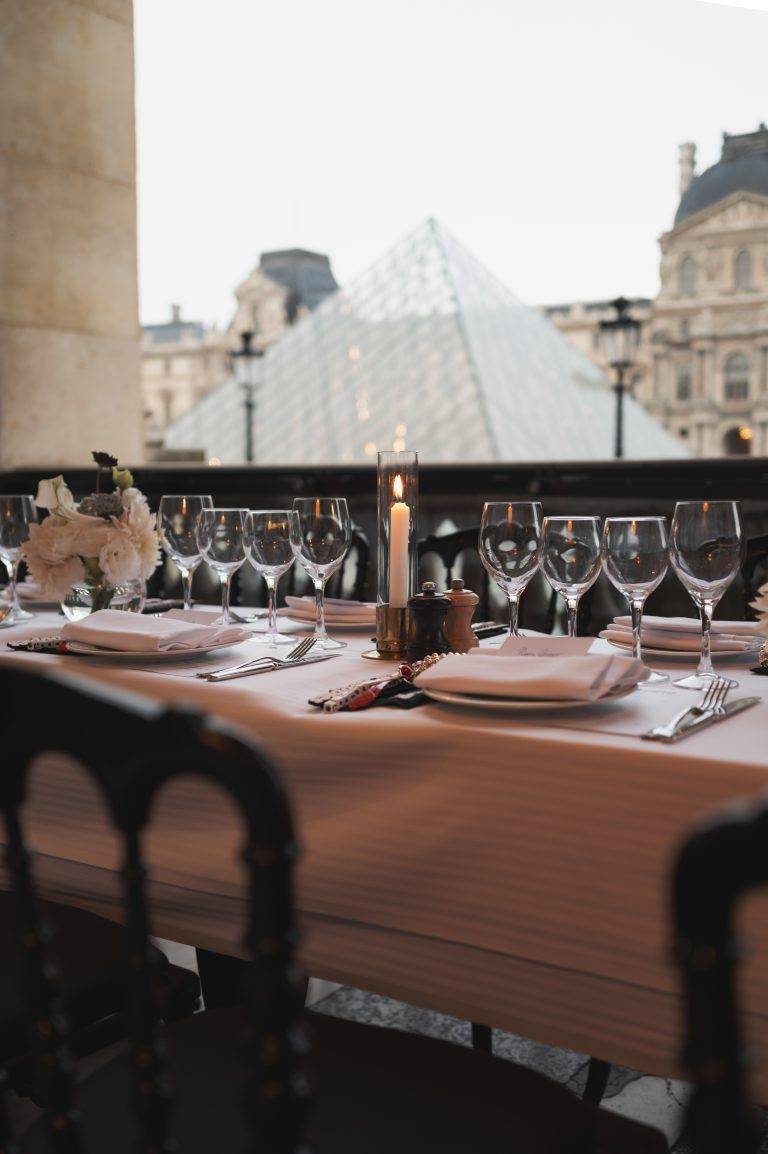 Le tout nouveau sac The Kooples en collaboration avec Amelia Gray mis en majesté au Café Marly