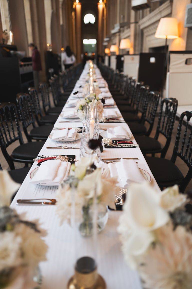 Le tout nouveau sac The Kooples en collaboration avec Amelia Gray mis en majesté au Café Marly