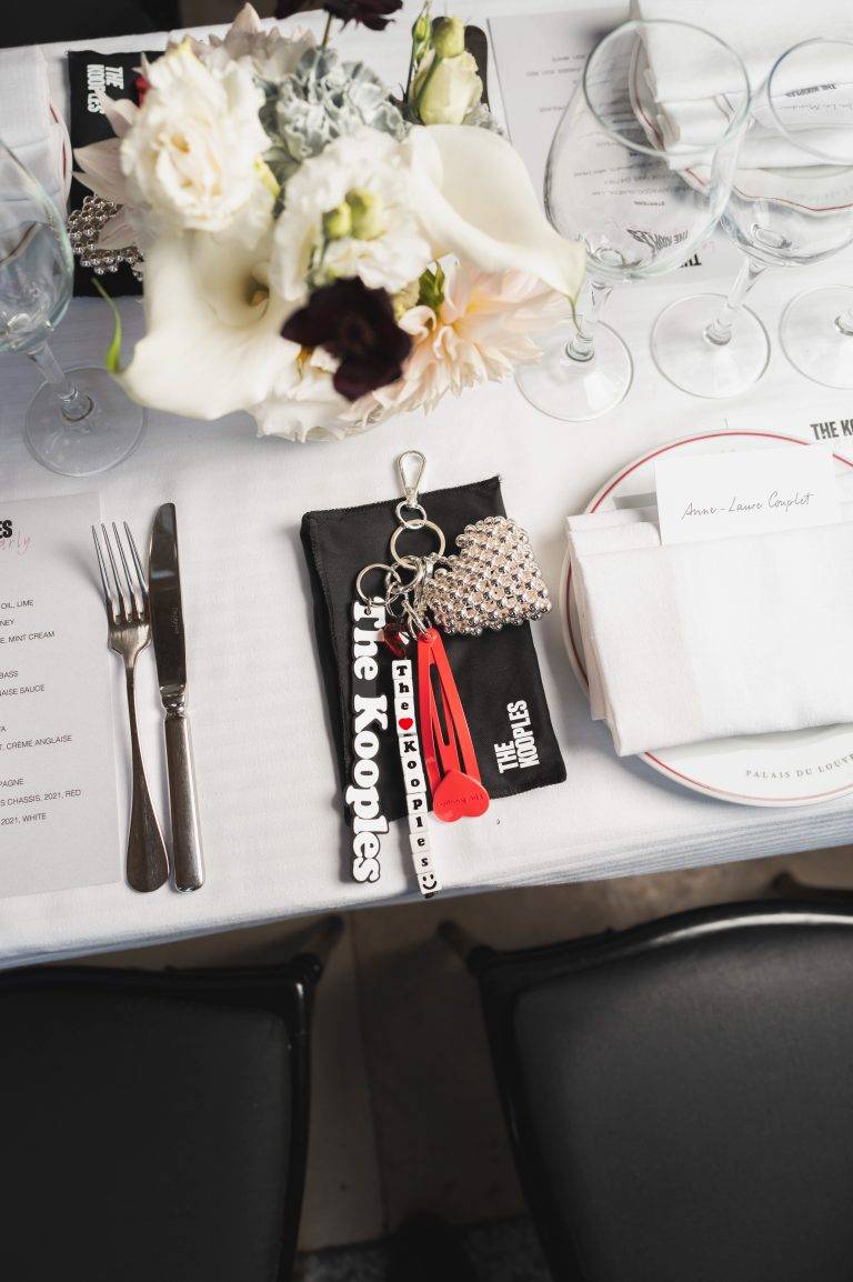 Le tout nouveau sac The Kooples en collaboration avec Amelia Gray mis en majesté au Café Marly