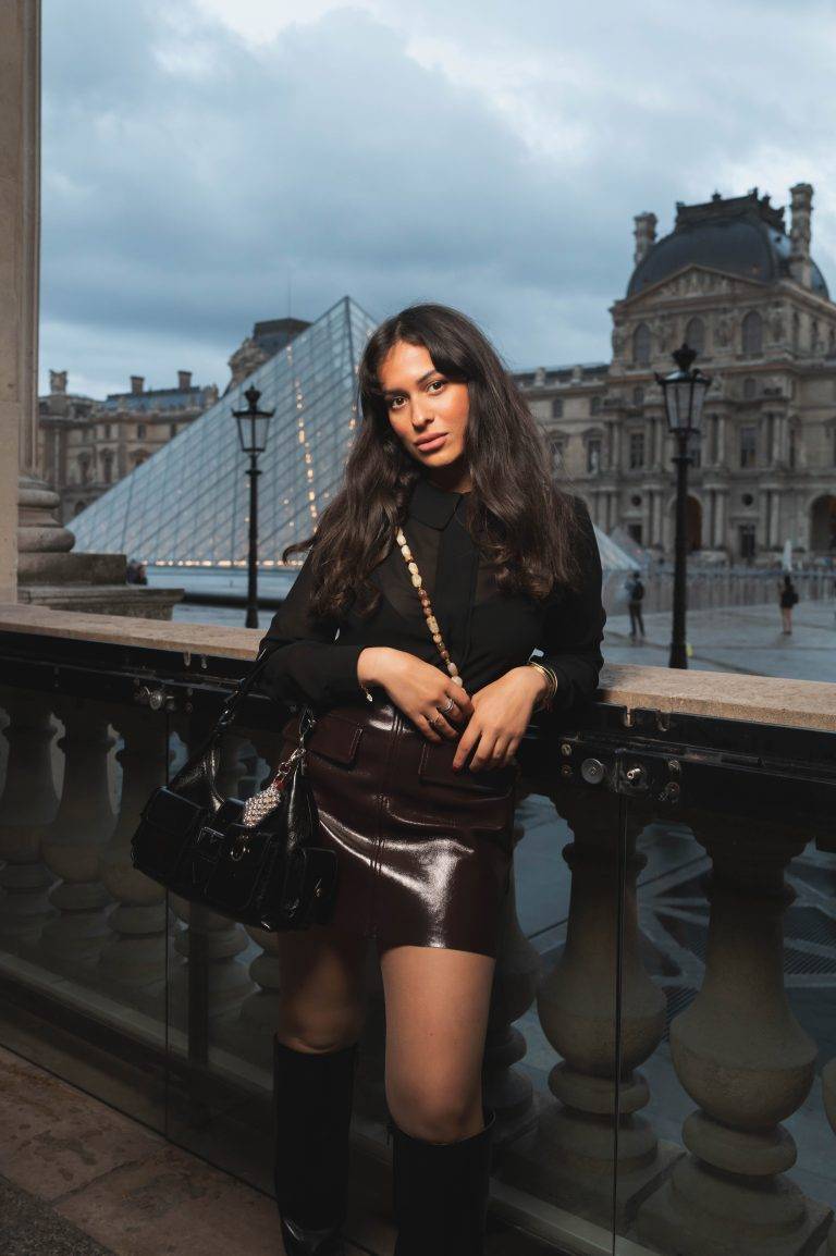  - Le tout nouveau sac The Kooples en collaboration avec Amelia Gray mis en majesté au Café Marly