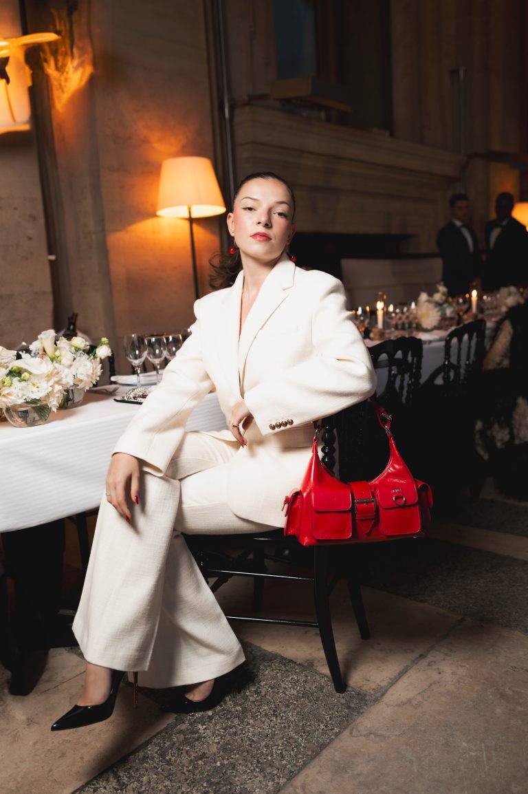  - Le tout nouveau sac The Kooples en collaboration avec Amelia Gray mis en majesté au Café Marly